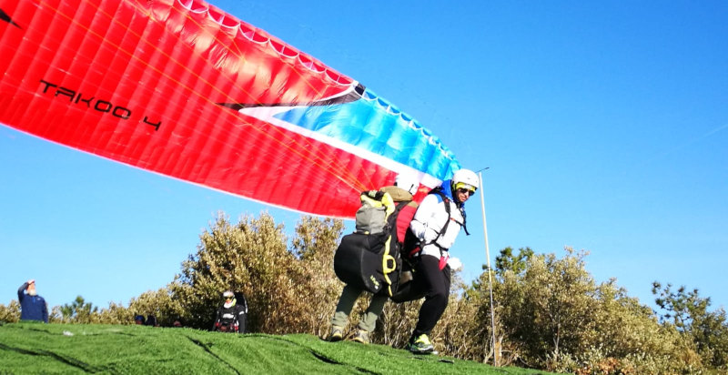 Decollo per volo in parapendio biposto con pilota esperto vicino Ivrea