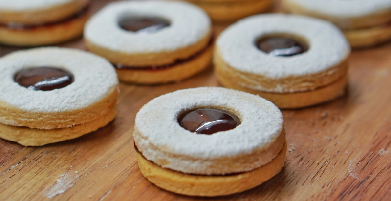 Pasticceria tradizionale toscana durante il corso di biscotti fatti in casa