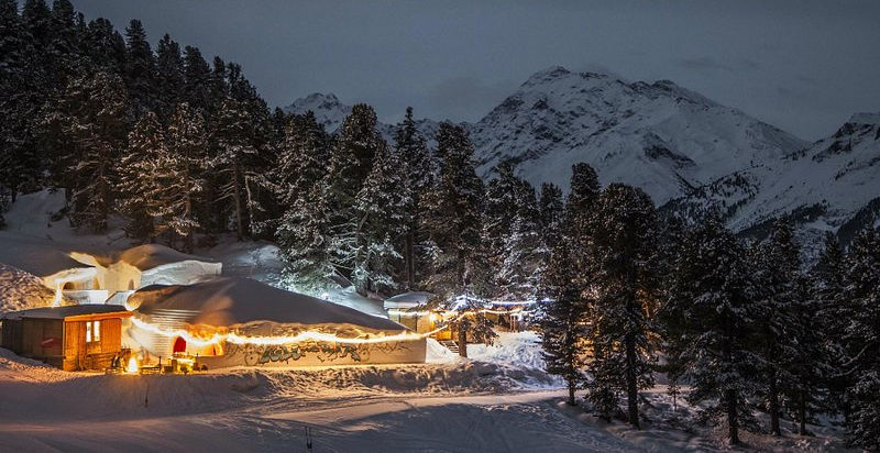 Panorama sul villaggio di neve e sul paesaggio 