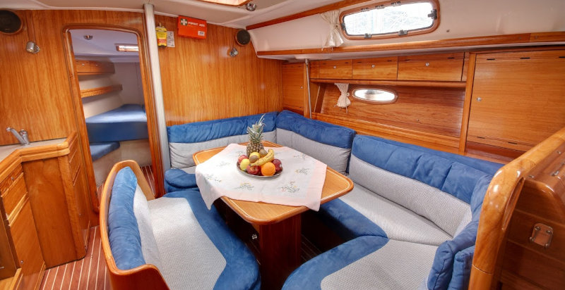 Interni barca per l'esperienza boat and breakfast nel Cilento