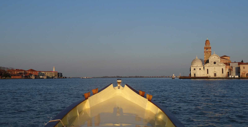 Imbarcazione veneziana d'epoca in un tour dei canali