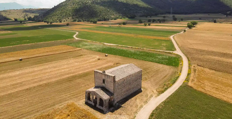 Panorama del borgo di Navelli con le colline circostanti