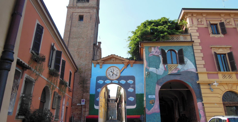 Vista panoramica su Brisighella con la Torre dell’Orologio al tramonto