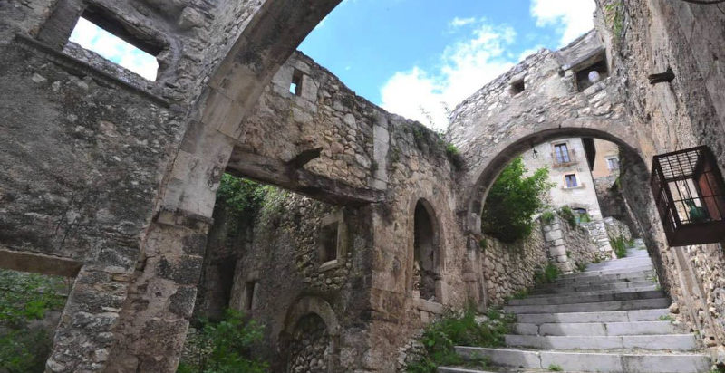 Stradine acciottolate e architettura storica di Navelli