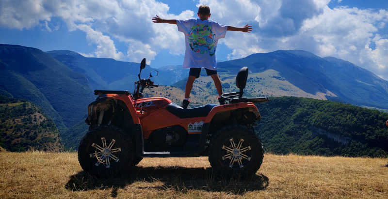 Avventura in quad con vista sul Gran Sasso e la Majella
