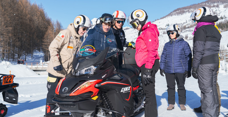 briefing prima del'escursione in motoslitta a Sauze di Cesana vicina a Sestriere