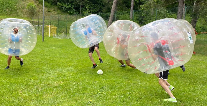 Partita di Bubble Football in Val di Sole, Trentino, tra amici.