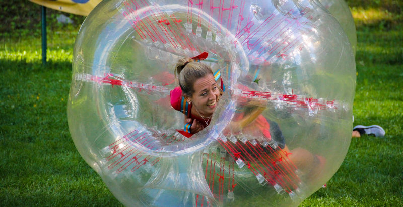Esperienza di bubble football per addii al nubilato