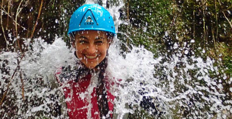 Partecipante sorridente al canyoning di Farindola