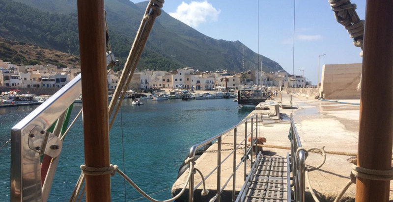 Vista panoramica del porto di Milazzo durante la cena a bordo