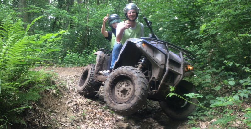 Attraversamento di boschi in quad durante escursione a Varese