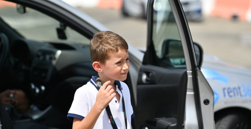 Bambino emozionato accanto ad una Subaru Impreza sul circuito di Sarno