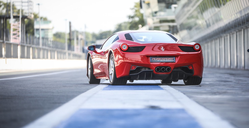 Guidare una Ferrari sulla pista del Mugello vicino a Firenze
