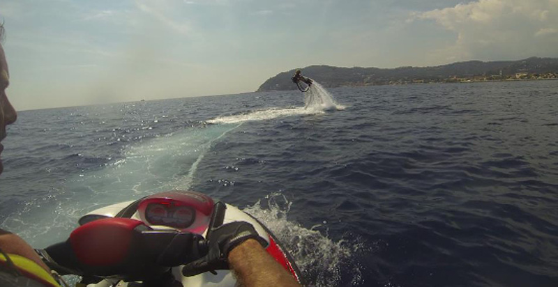 Spettacolari manovre con il flyboard in Liguria