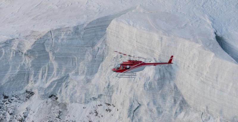 Paesaggio innevato della Valtellina in elicottero