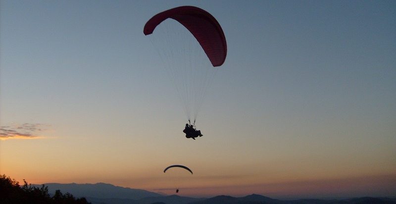 Volo in parapendio a Schiavi d'Abruzzo al tramonto