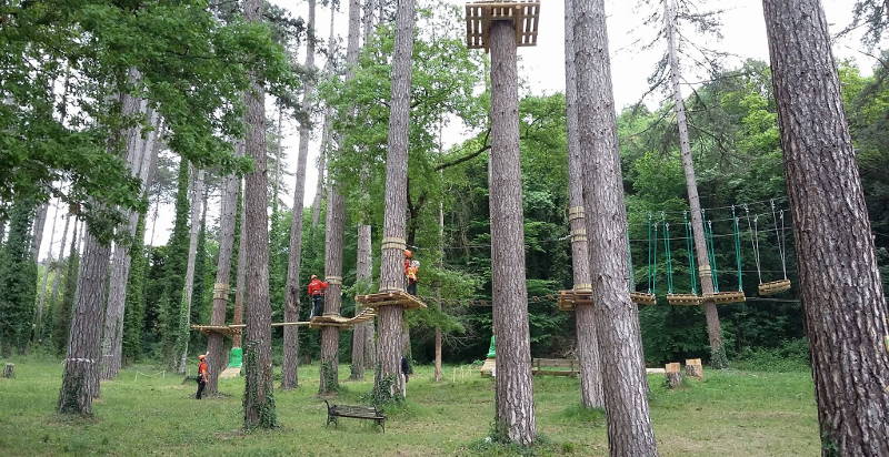 Percorso tra gli alberi al parco avventura di Rieti, Lazio