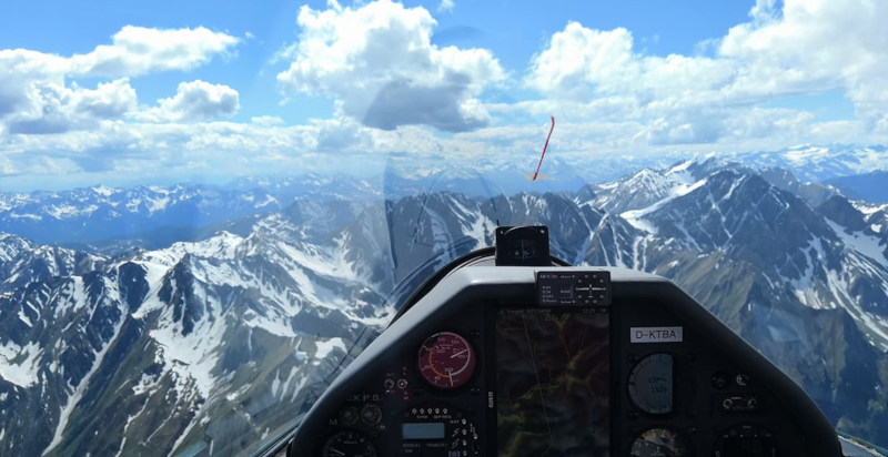 Vista aerea delle Dolomiti durante un volo in aliante con prova di pilotaggio