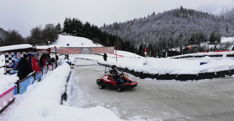 Pista go kart di Andalo con neve invernale