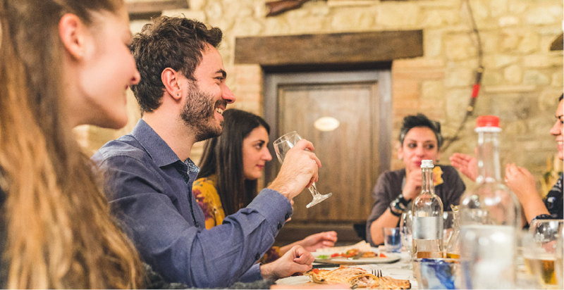 Momento conviviale durante un tour gastronomico di Cagliari