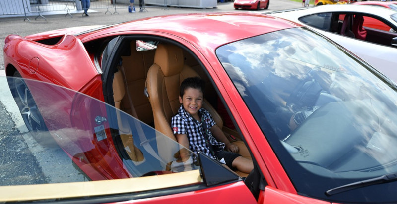 Corsa emozionante in Ferrari per bambini