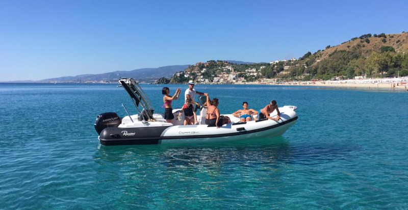 Gommone in navigazione lungo la Costa degli Dei in Calabria