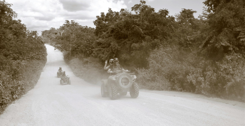 Guida esperta accompagna un'escursione in quad a Capo Vaticano