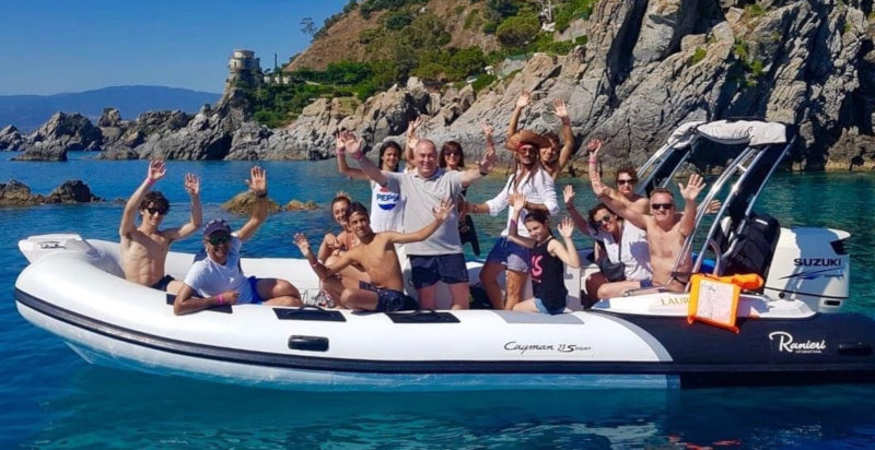 Turisti in gommone alla scoperta di calette nascoste in Calabria