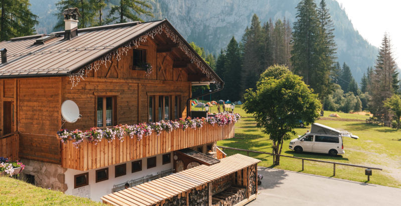 Glamping di lusso con StarsBox sotto le stelle nelle Dolomiti