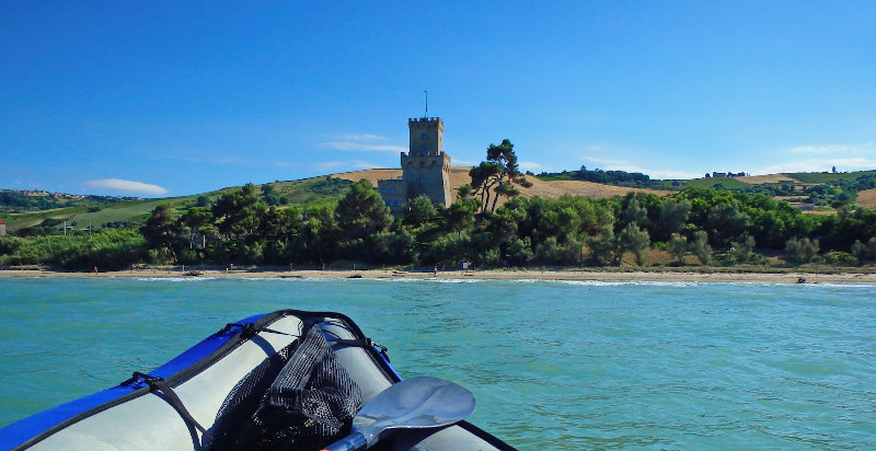 Canoa in Abruzzo: esplora la Torre di Cerrano e il mare incontaminato