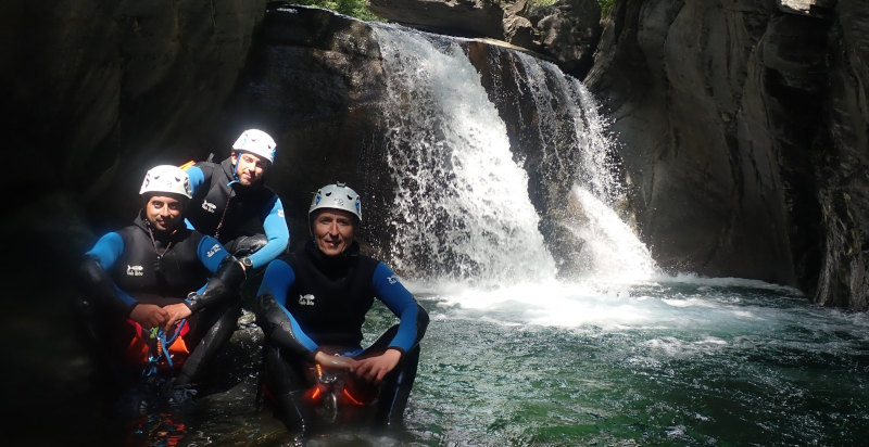 Partecipanti durante un’esperienza di canyoning ad Arenzano, Genova