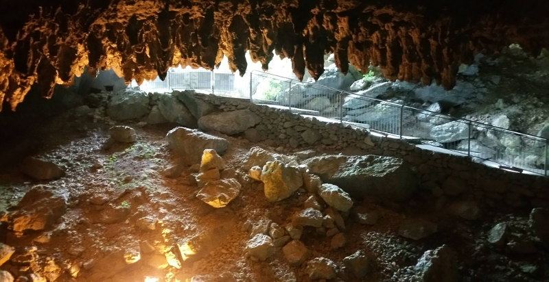 Interno della Grotta Punta degli Stretti con stalattiti