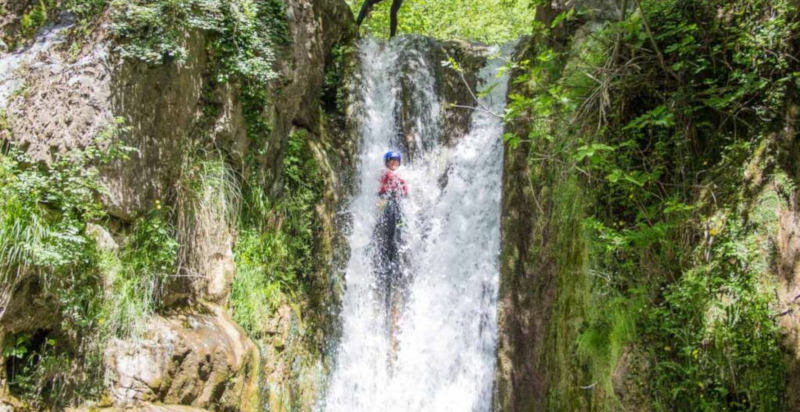 Scivolo naturale nel torrente Iannello durante un'escursione di canyoning in Calabria