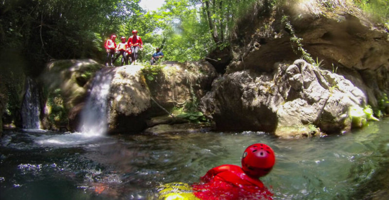 Vista spettacolare del paesaggio circostante durante il canyoning sul torrente Iannello