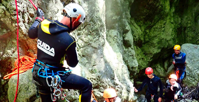 Canyoning al Lago di Caldaro: partecipanti durante una discesa in corda