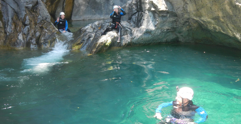 Avventura di gruppo durante il canyoning ad Arenzano, vicino Genova
