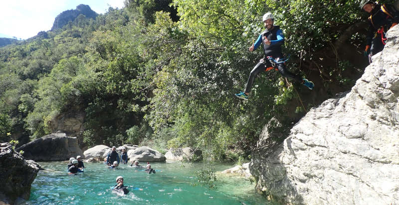 Paesaggio naturale di gole e corsi d'acqua per il canyoning a Genova