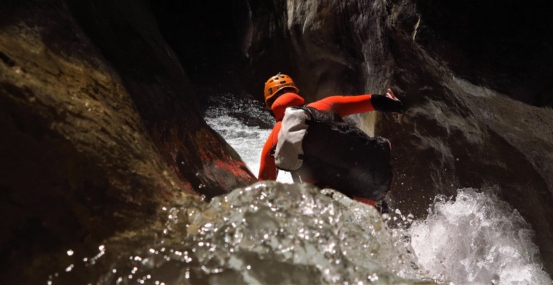 Esplorazione di gole naturali durante un'escursione di canyoning ad Arenzano