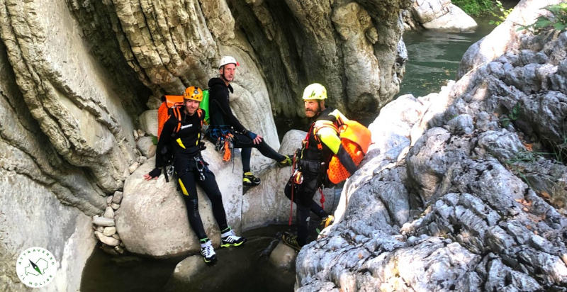 Esperienza di canyoning sicuro con guide certificate