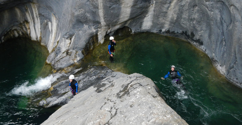 Vista panoramica del canyon ligure con acque trasparenti e rocce