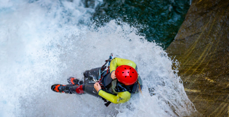 Partecipanti che si immergono nella natura incontaminata della Val Bodengo con il canyoning
