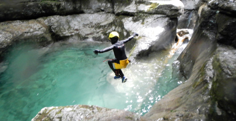Esperienza canyoning in Val Noana, scivoli e piscine naturali