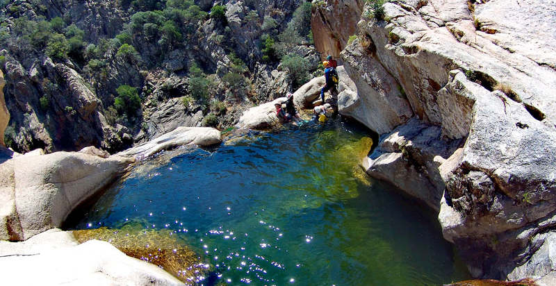 Panorama mozzafiato durante il canyoning a San Teodoro, Sardegna