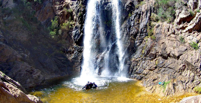 Tuffi e cascate durante il canyoning a Rio Pitrisconi, Sardegna