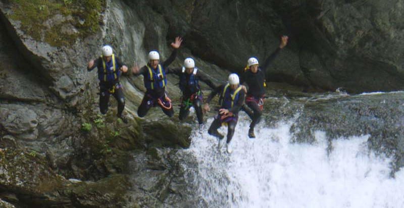 Gruppo che pratica canyoning nel torrente Sorba