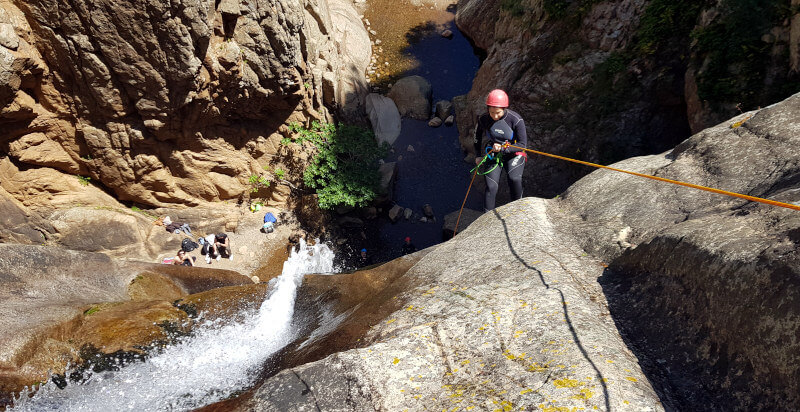 canyoning Sud Sardegna Villacidro donna si cala con corda