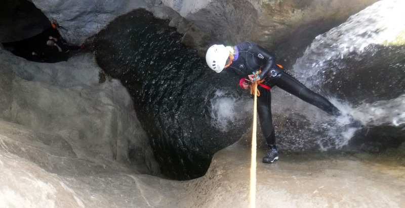 Canyoning nei dintorni di Taormina, esperienza emozionante tra gole e cascate naturali