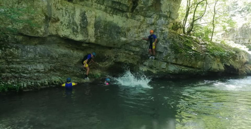 Tuffo nelle acque cristalline del torrente Callora
