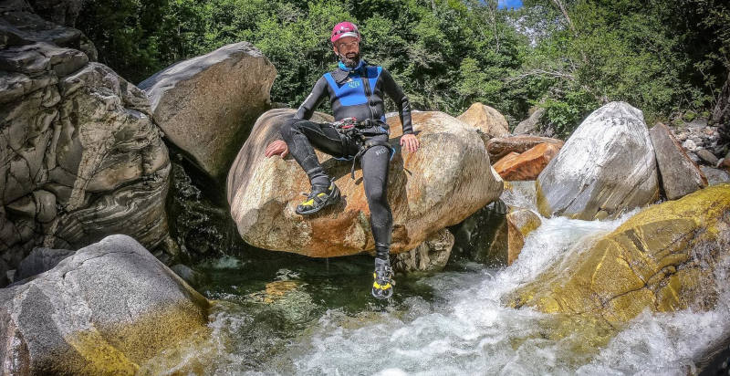 Paesaggio mozzafiato del canyon torrente Campione immerso nella natura