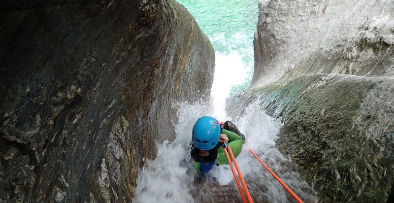 Canyoning nel Torrente Serra a Seravezza, esperienza emozionante nella natura della Versilia